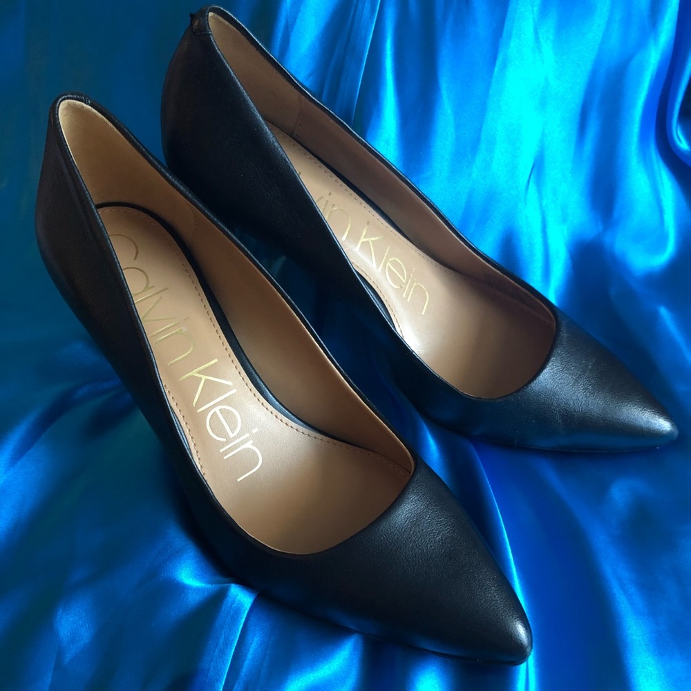 Calvin Klein black leather heels (size: 7)